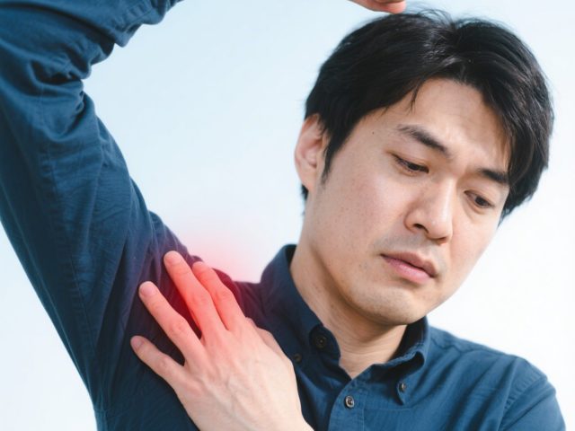 五十肩の根本改善は鍼灸と矯正で！小田原の鍼灸整骨院が徹底解説