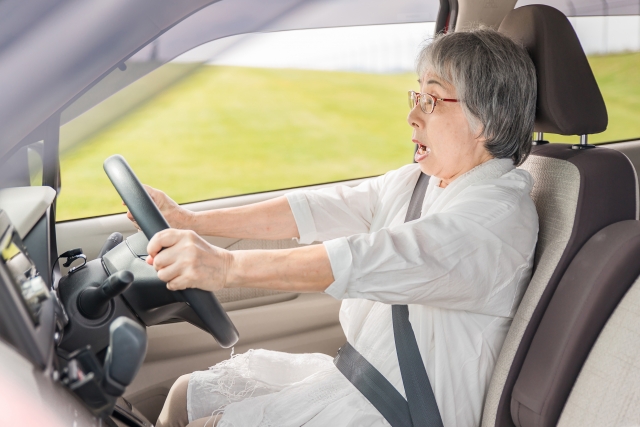 交通事故は自賠責保険対応・病院との併用もお任せください